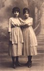 Tantes Yvonne et tante Lucienne (1920 ?)